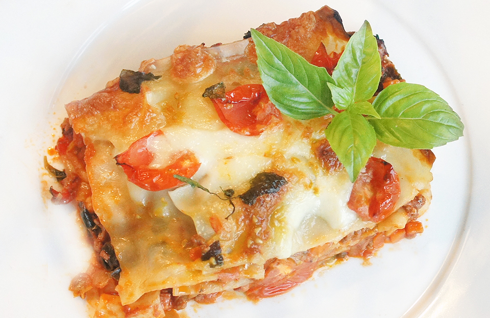 Italiaans: Lasagne met spek, gehakt, Italiaanse groentes, mozzarella ...