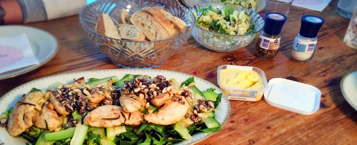 Inspired by Jamie Oliver: Salade met kip, courgette, avocado en een met rozijnen en mosterd Gewoon wat een studentje 's avonds eet