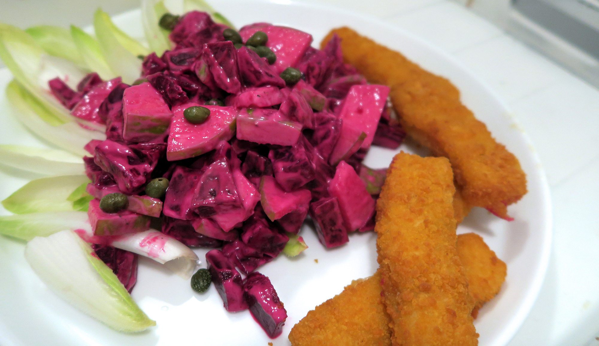 Vissticks met een salade van witlof, rode biet, yoghurt, appel en