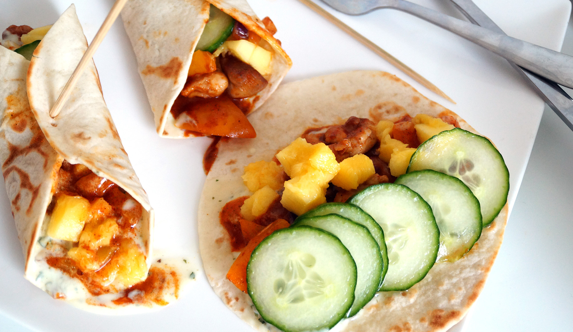 Wraps Tandoori met kip, paprika, zoetzure komkommer, mango en