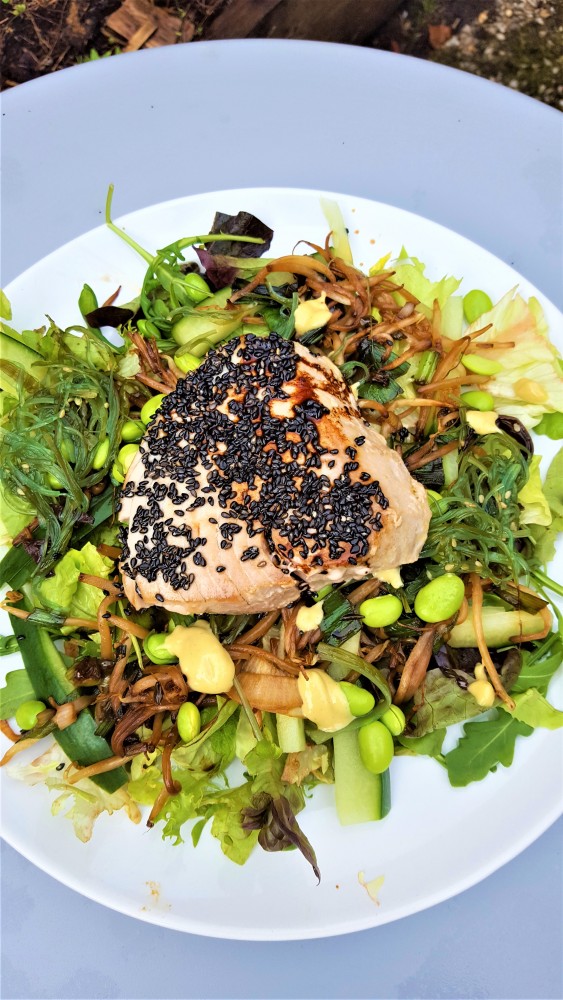 Japanse salade met tonijnsteak, wakame en