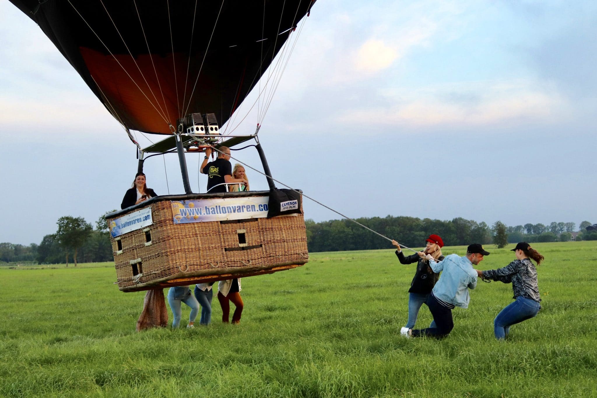 Leo's week 24 luchtballonvaart, awardshow en afscheid van m'n eerste auto Gewoon wat een