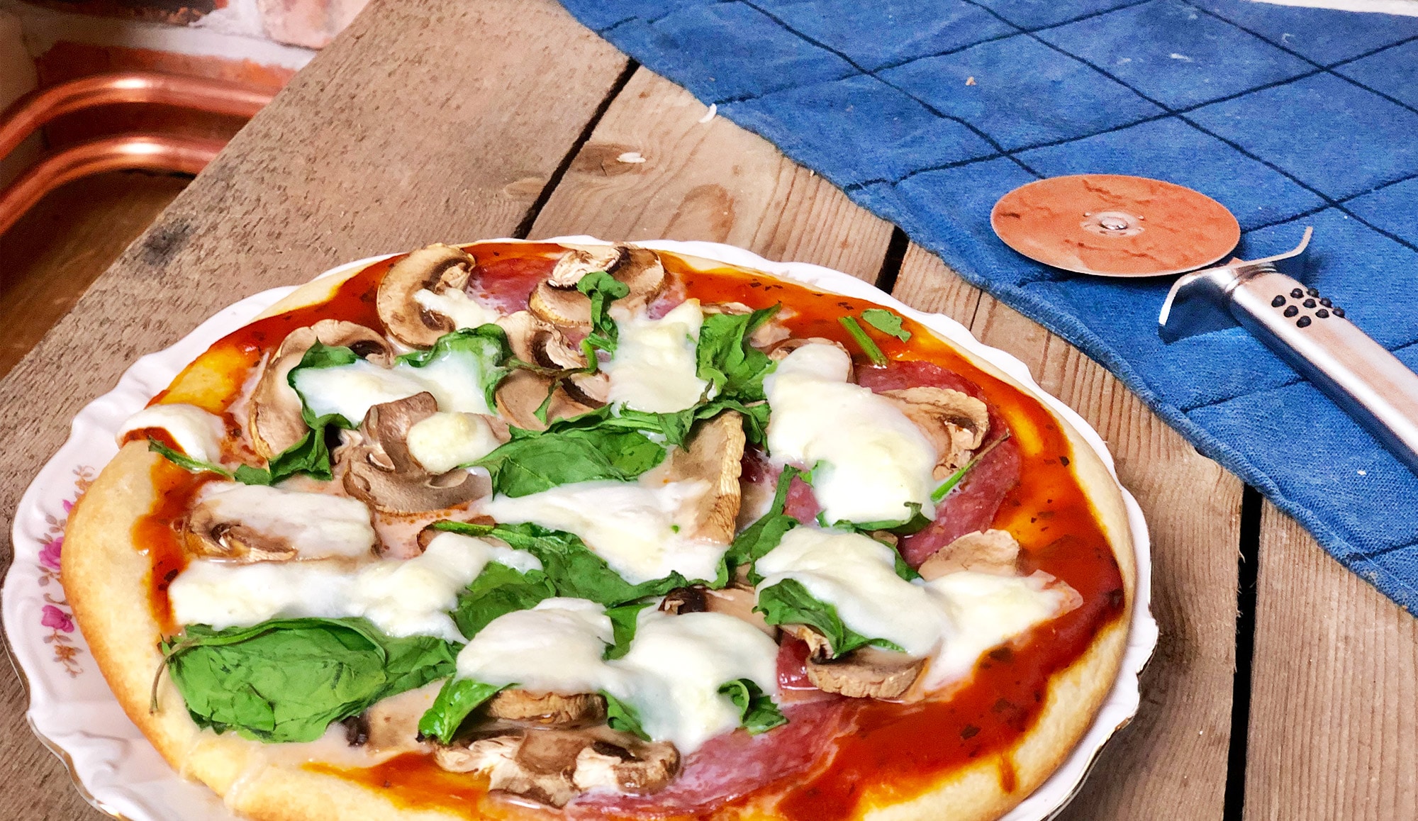Pizza met bloemkoolbodem, venkelsalami, champignons en mozzarella Gewoon wat een studentje 