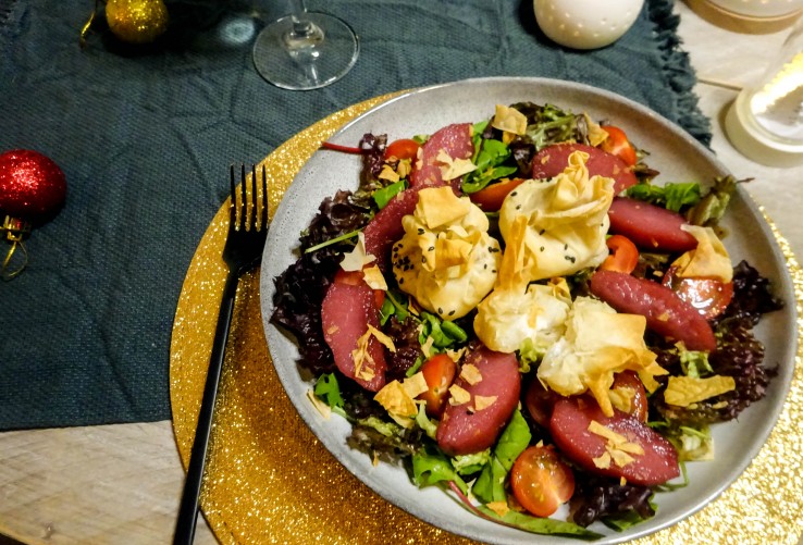 Kerst Geitenakaaspakketjes van filodeeg met een stoofpeer salade