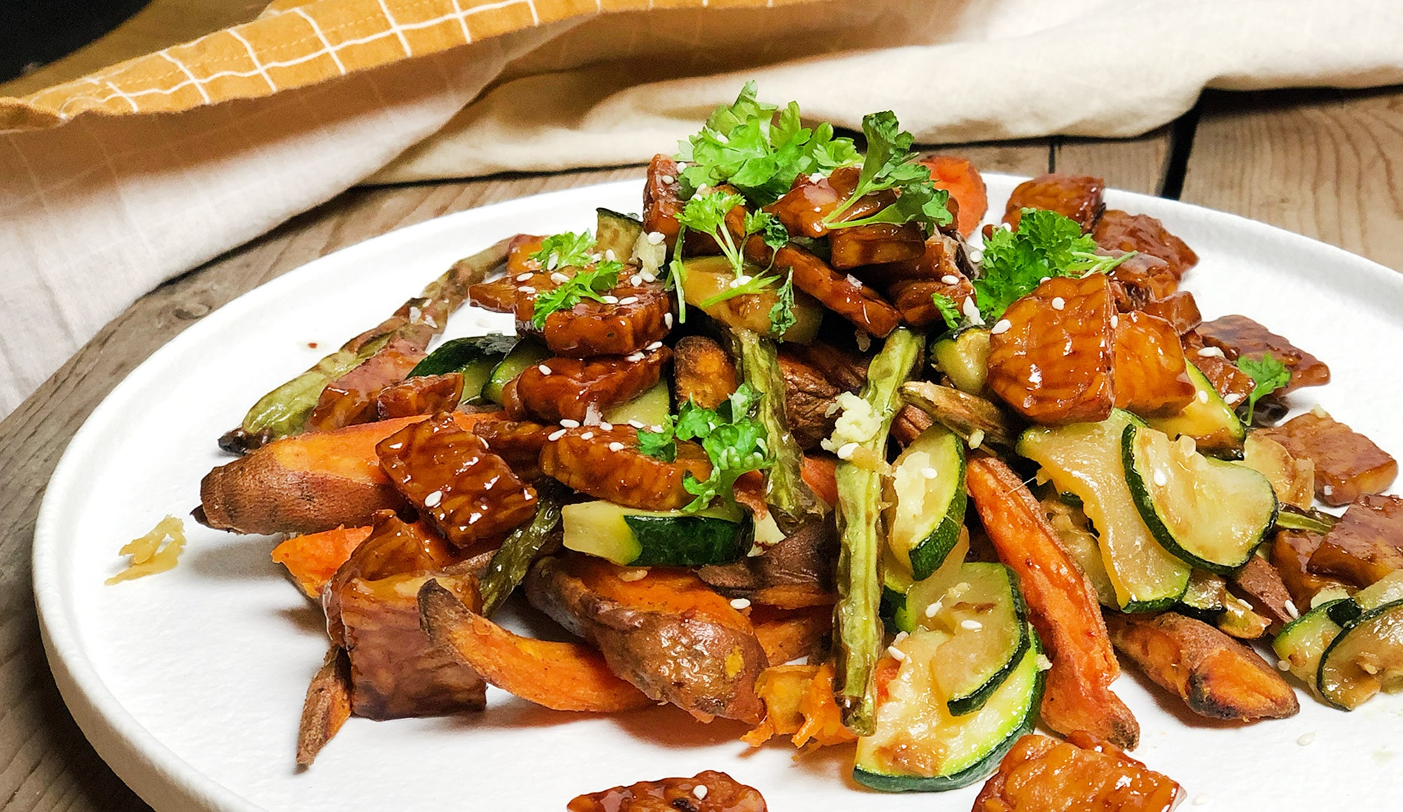 Loaded zoete aardappel met tempeh, gember en knapperige boontjes