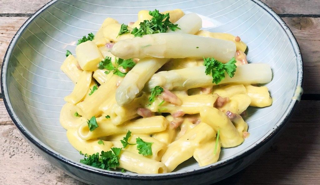 pasta carbonara met witte asperges