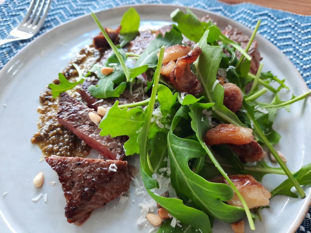 Entrecôte met pesto, rucola, parmezaan & pijnboompitten Gewoon wat