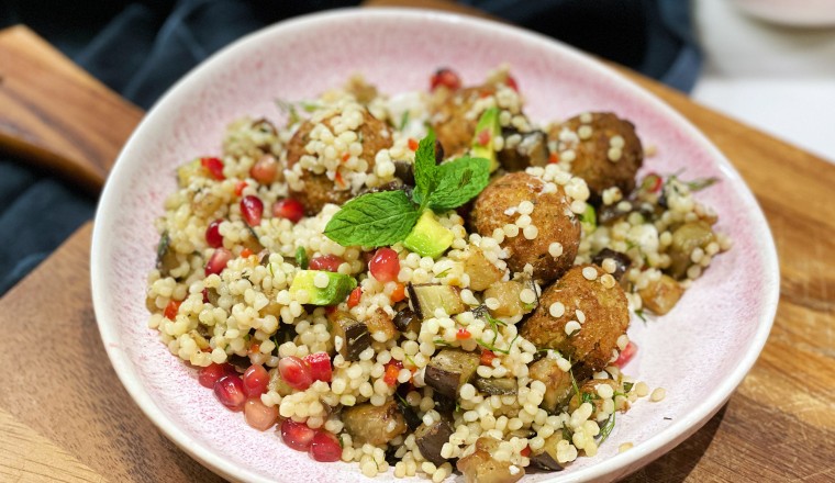 Couscous met falafel, aubergine & granaatappelpitjes - Gewoon wat een ... Couscous met falafel, aubergine & granaatappelpitjes - Gewoon wat een ...
