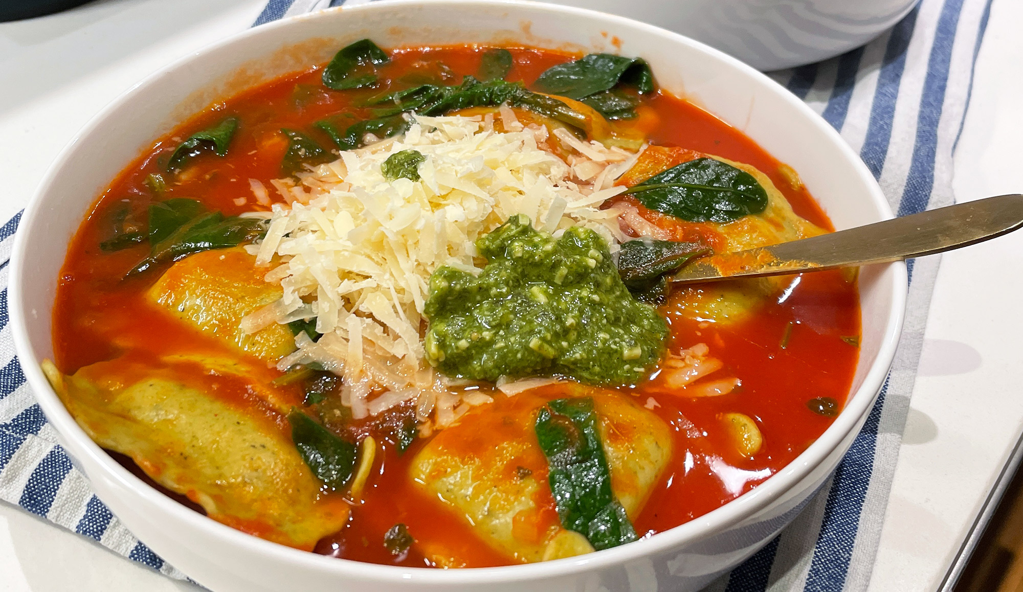 Ravioli soep met pesto en parmezaan - Gewoon wat een stu...