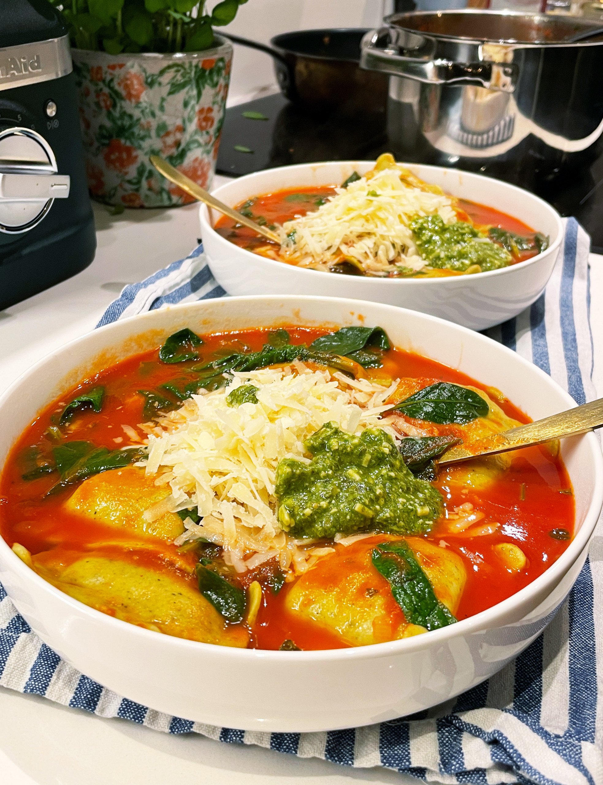 Ravioli soep met pesto en parmezaan