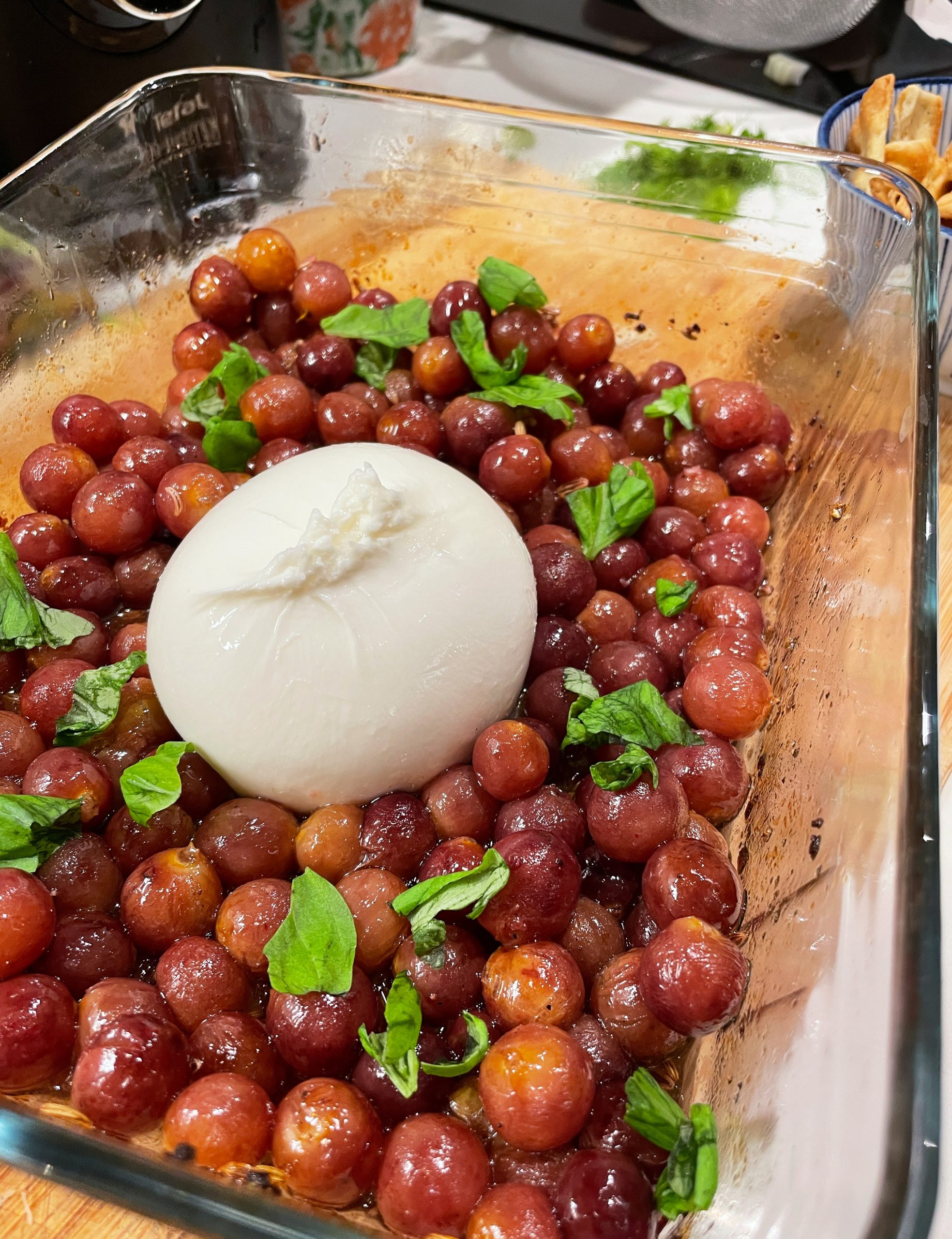 Burrata met gegrilde druiven en venkelzaad