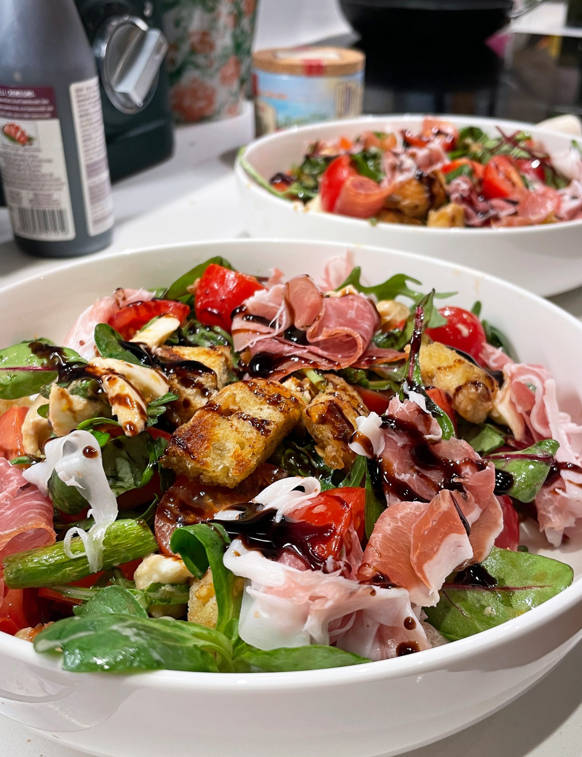 Italiaanse broodsalade met mozzarella