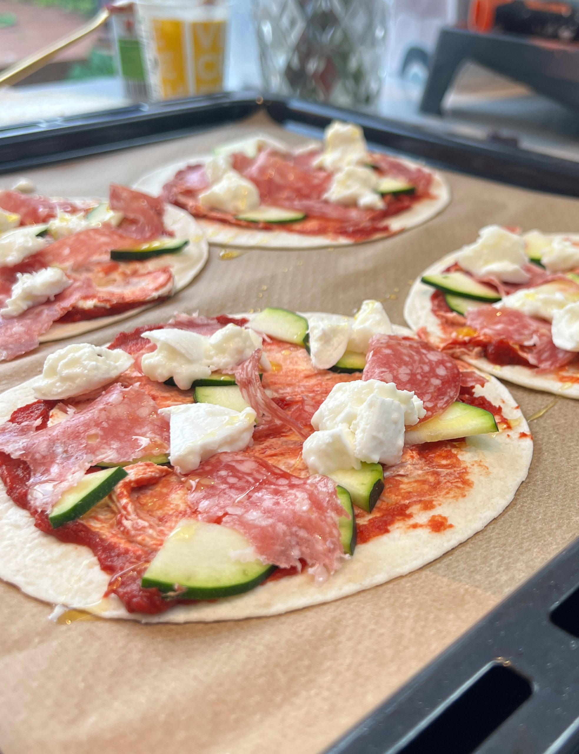 Tortizza met salami, courgette en mozzarella