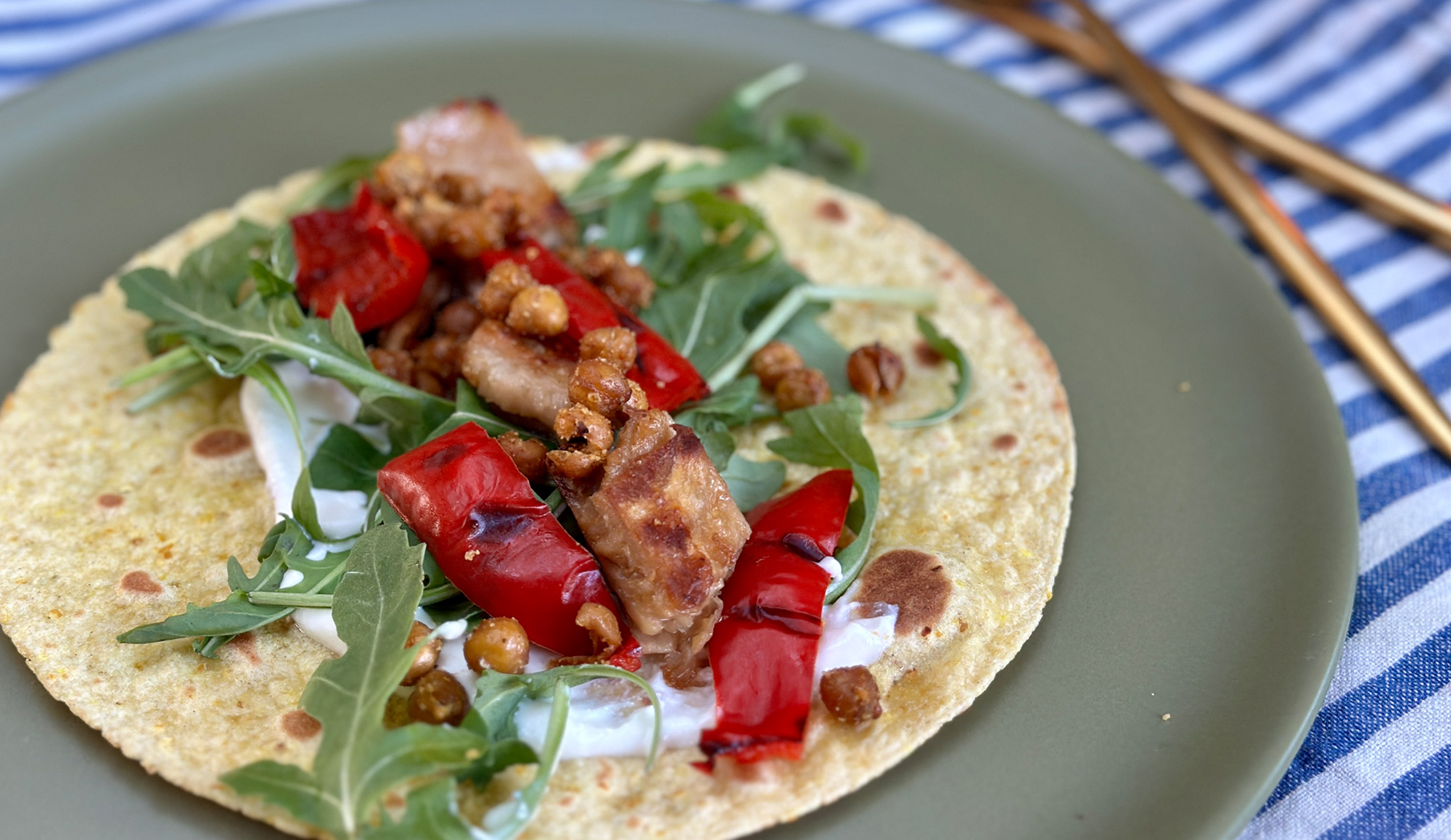 Wraps met fetacrème, gegrilde paprika en kikkererwten