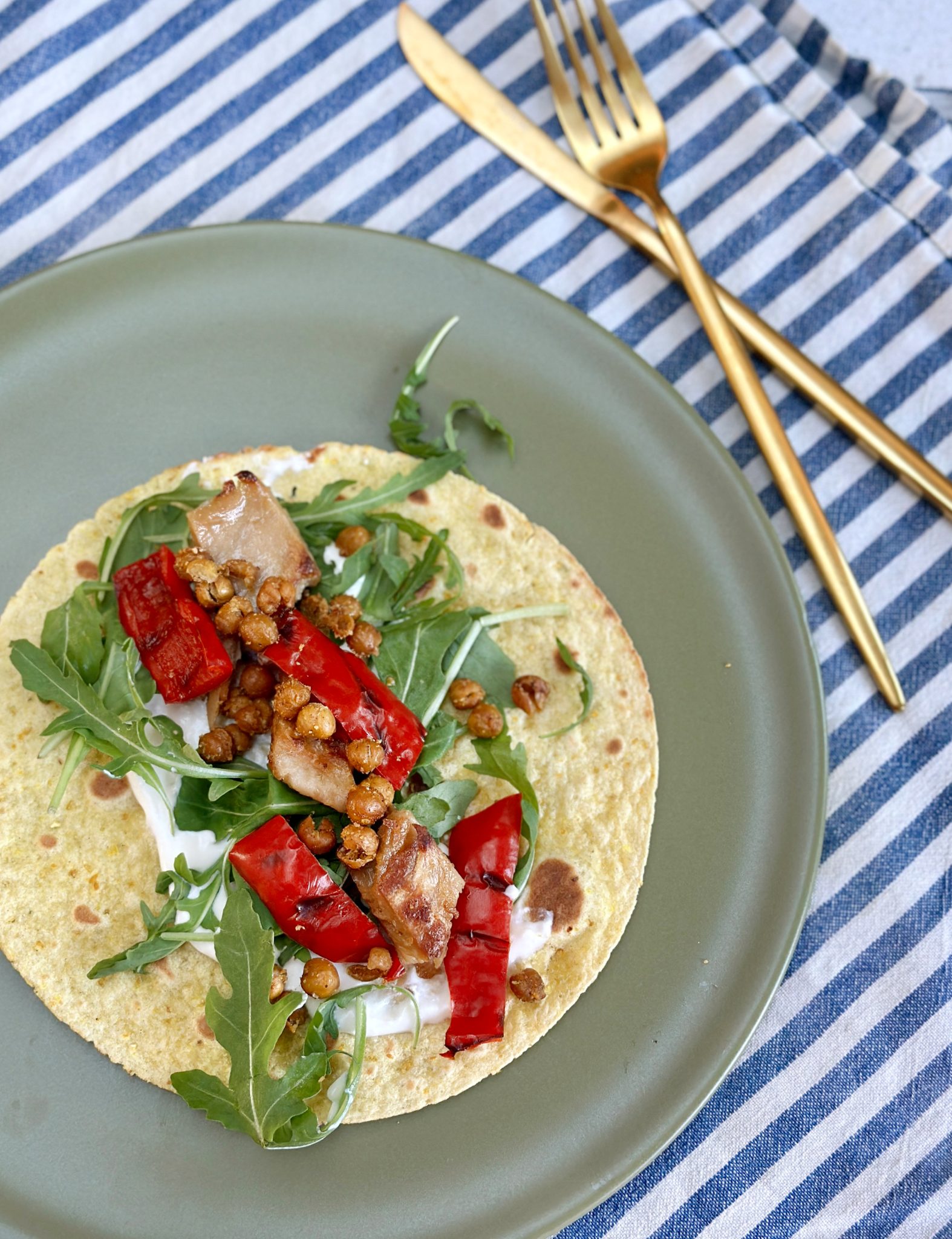 Wraps met fetacrème, gegrilde paprika en kikkererwten