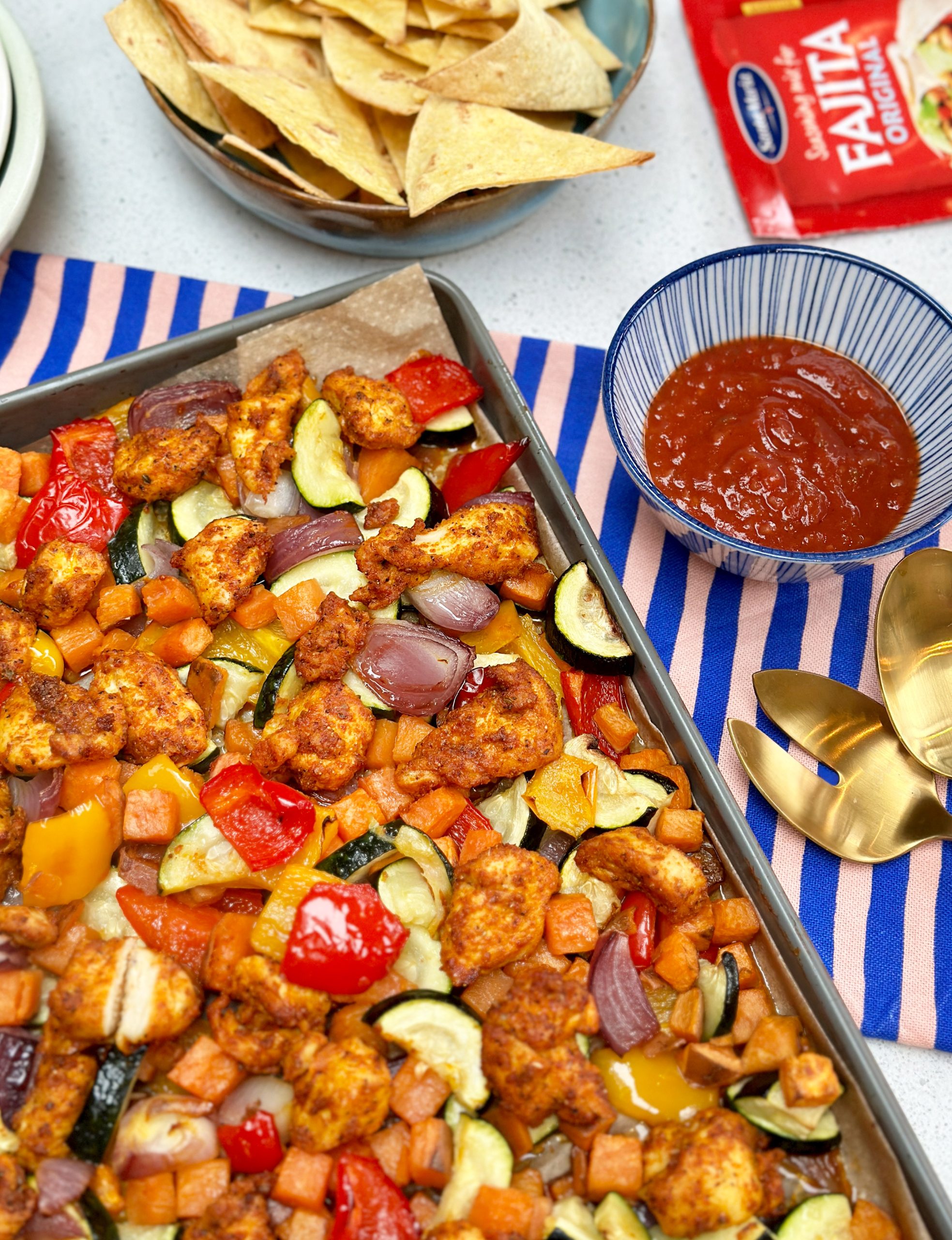 Traybake met kruidige kip, zoete aardappel & paprika