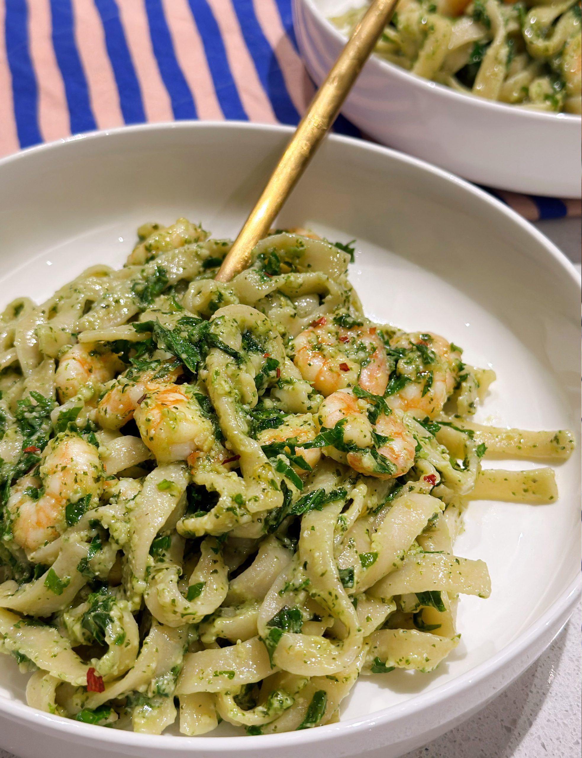 Pasta pesto met garnalen, boerenkool & chiliflakes