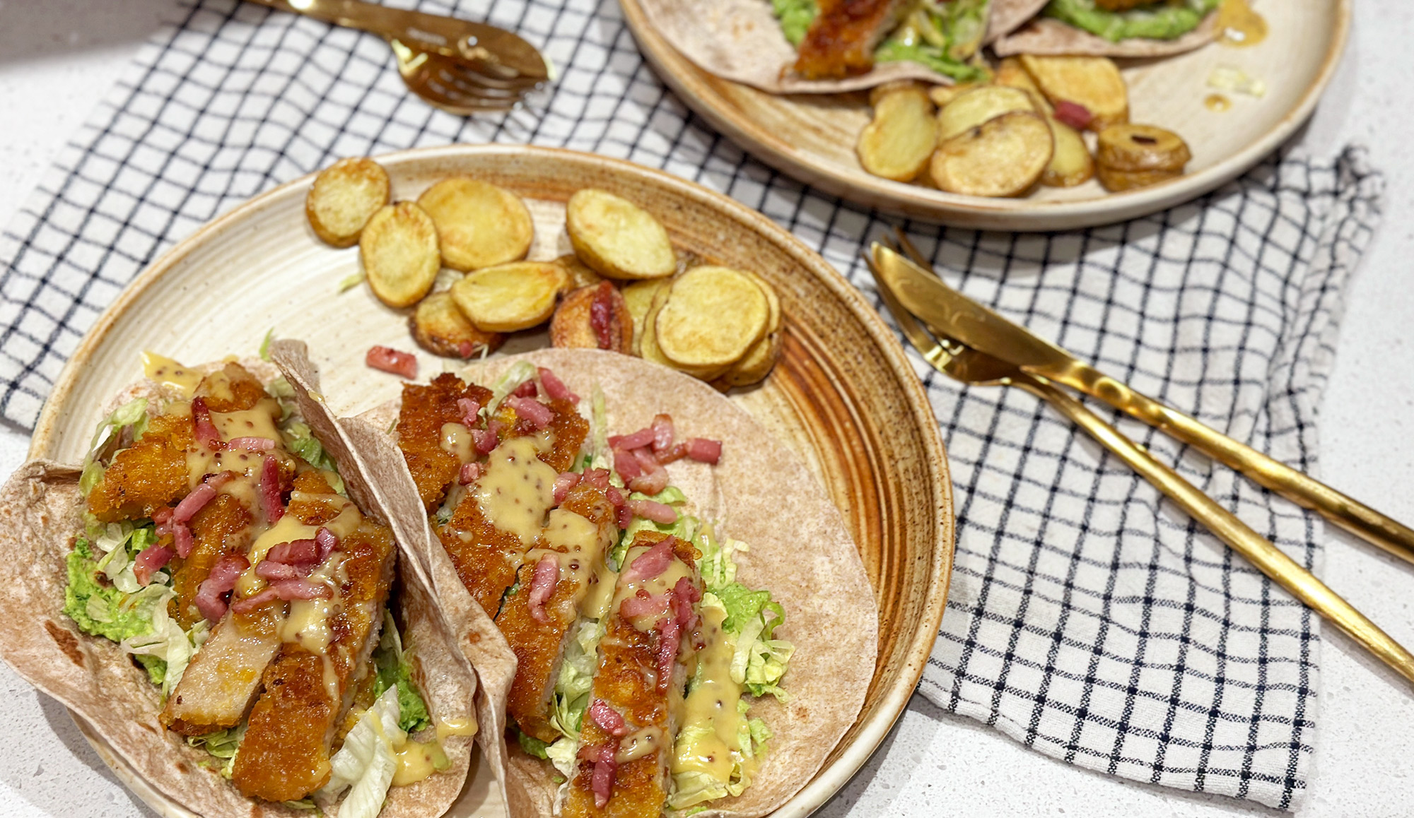 Wraps met kipschnitzel, spekjes en honingmosterddressing