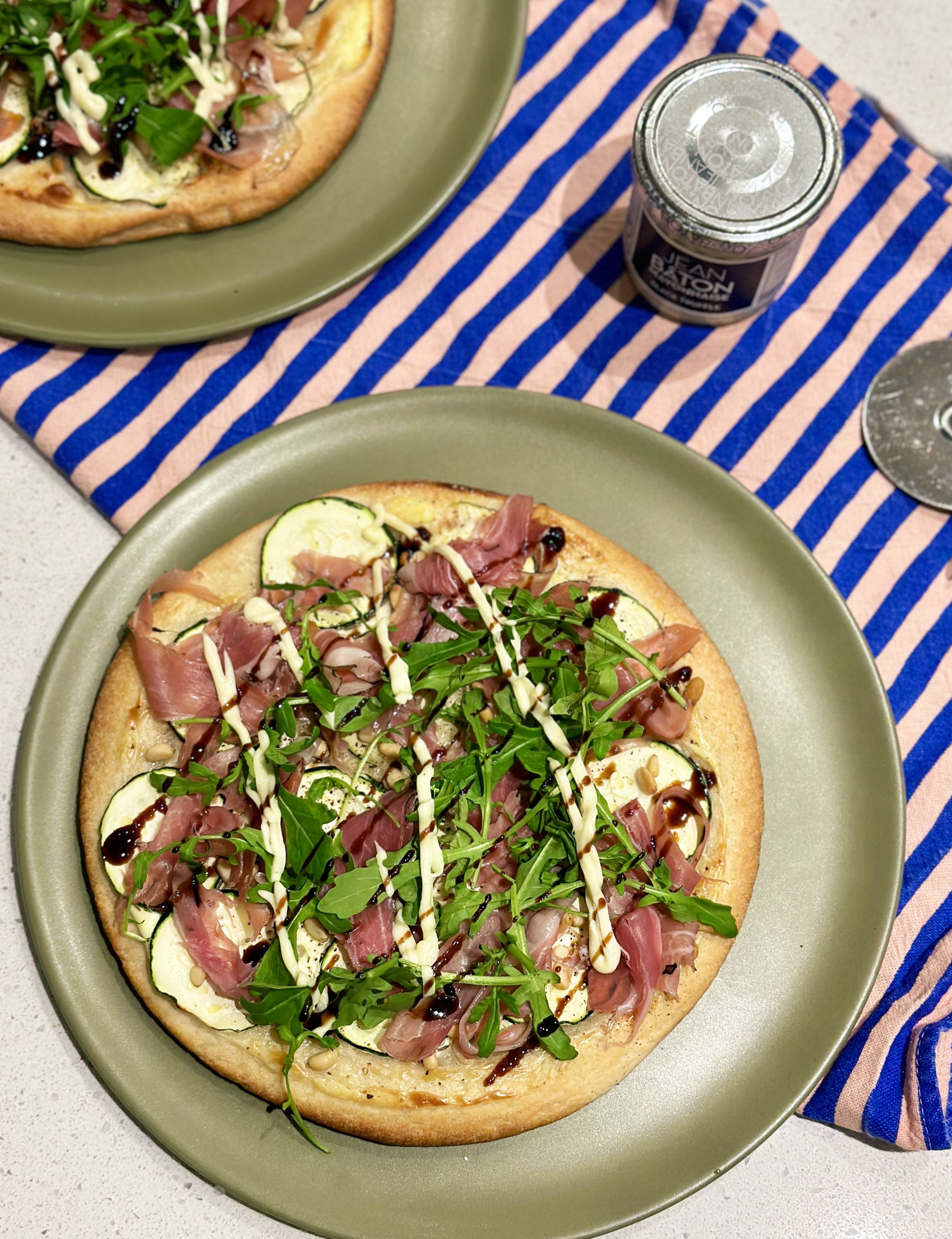Pizza parma met truffelmayo courgette en balsamico